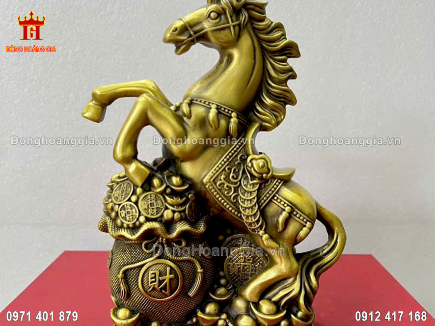 Nguyên liệu chế tác tượng ngựa là đồng vàng nguyên chất loại I